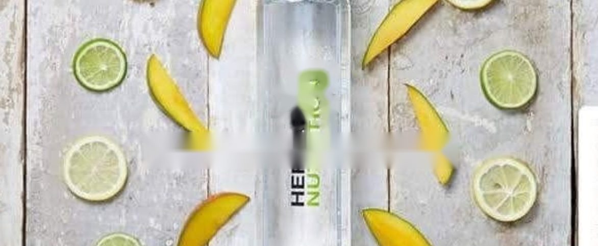 Trinkflasche mit Limetten- und Mangoscheiben
